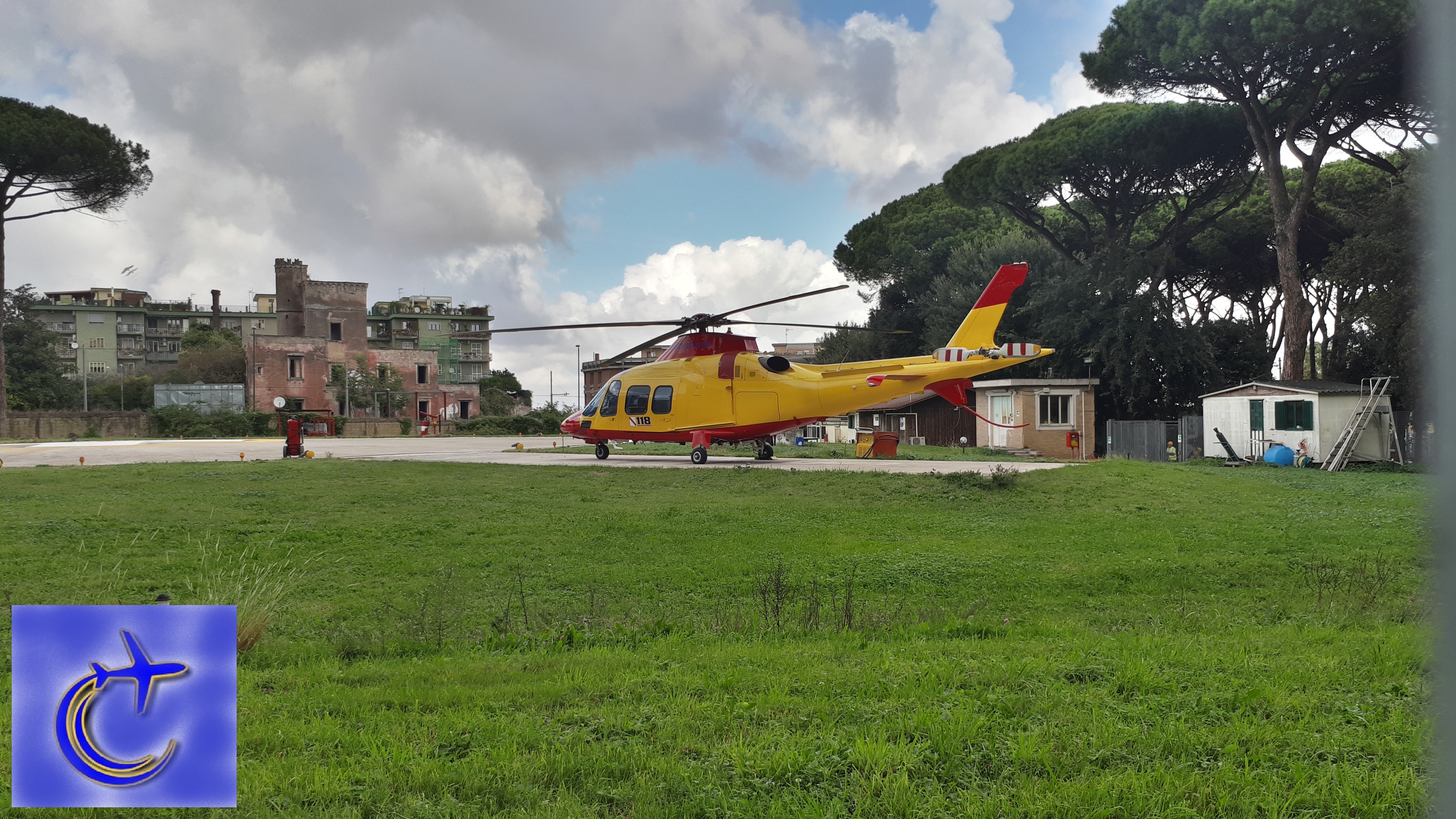 In questa foto è presente l'elisoccorso dell'Ospedale Antonio Cardarelli di Napoli. E' dotato di tecnologia aeronautica di penultima generazione. Al suo interno è presente una barella per il trasporto di persone e altri 3 posti per il personale e i medici.